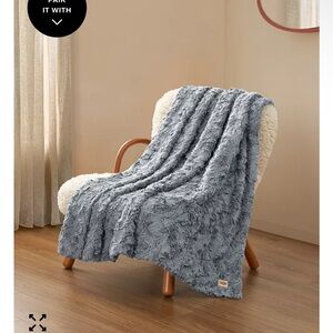 UGG Soft  Textured Throw Blanket